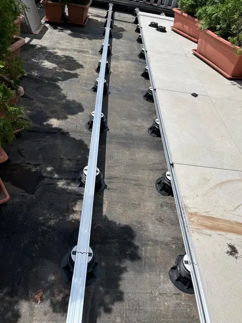 Terrazzo con pavimento sopraelevato su supporti