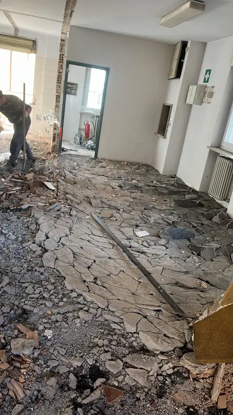 Rimozione della vecchia pavimentazione in un appartamento